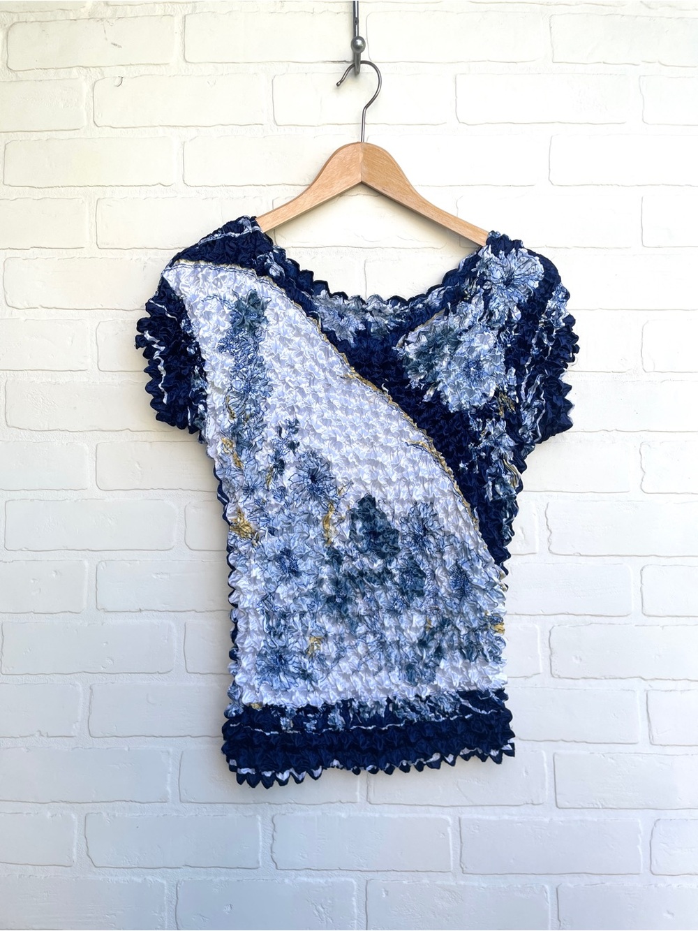 Vintage Navy and White Scrunch Ruched Floral Short Sleeve Top